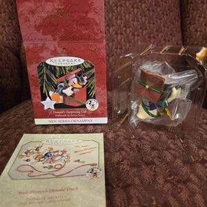 Hallmark Keepsake Ornament Donald's Surprising Gift - Disney
